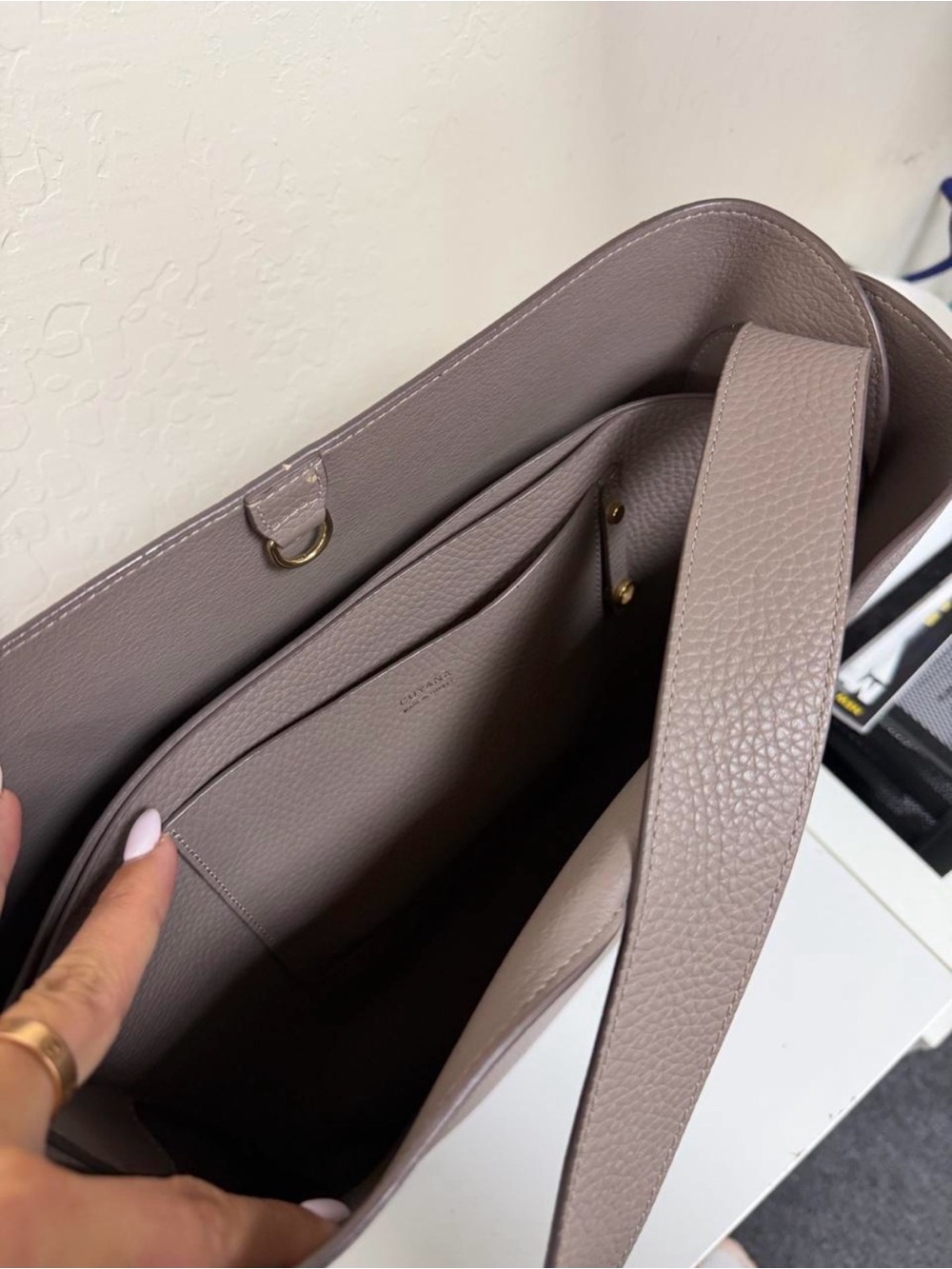 Cuyana Oversized Linea Bag in Clay - Picture 9 of 10